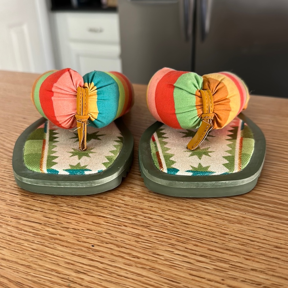 Farm Rio pineapple puffy sandals multi color size 5